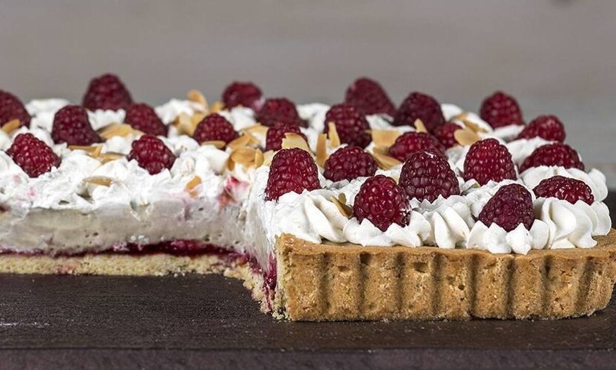 Πεντανόστιμη τάρτα με κρέμα χαμομήλι από τον Άκη Πετρετζίκη