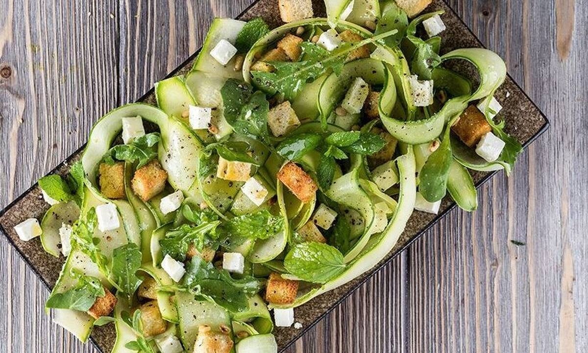 Καλοκαιρινή σαλάτα με αγγούρια και κολοκυθάκια από τον Άκη Πετρετζίκη