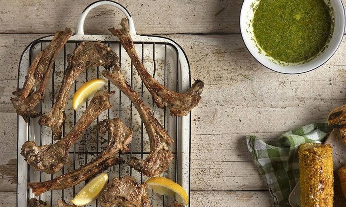 Αρνίσια παϊδάκια με σάλτσα μυρωδικών από τον Άκη Πετρετζίκη