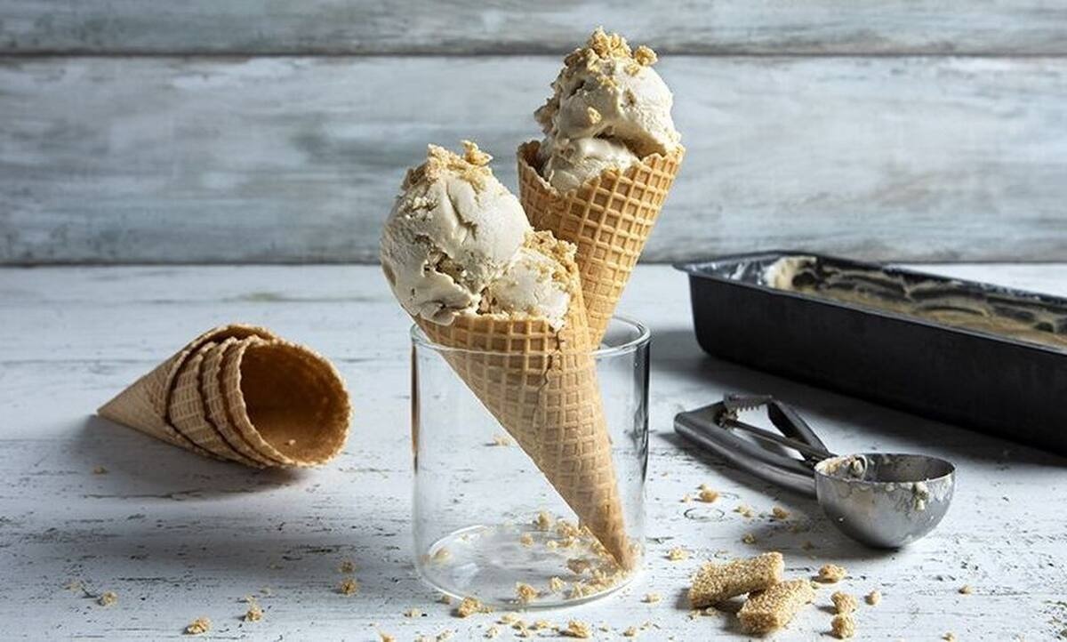 Λαχταριστό παγωτό ταχίνι από τον Άκη Πετρετζίκη