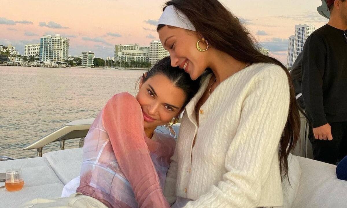 9 celebrity outfits που μπορείς εύκολα να αντιγράψεις και να φοράς όλη μέρα στο νησί