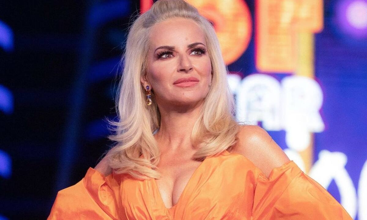 Μαρία Μπεκατώρου: Δες τη με πολύ κοντά μαλλιά στη φωτογραφία από το χωριό