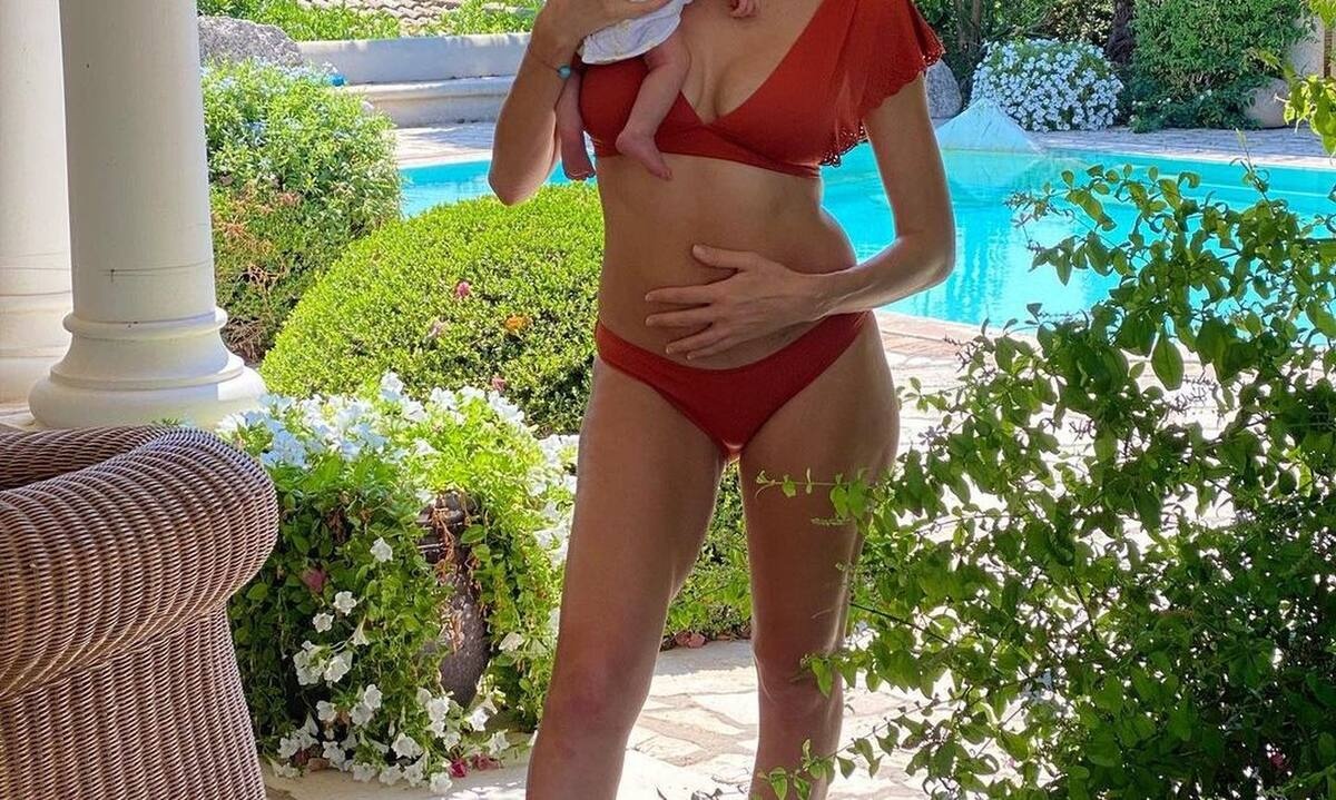 Θα τα χάσεις! Γνωστή Ελληνίδα έγινε μαμά πριν 22 μέρες και έχει αυτό το κορμί!