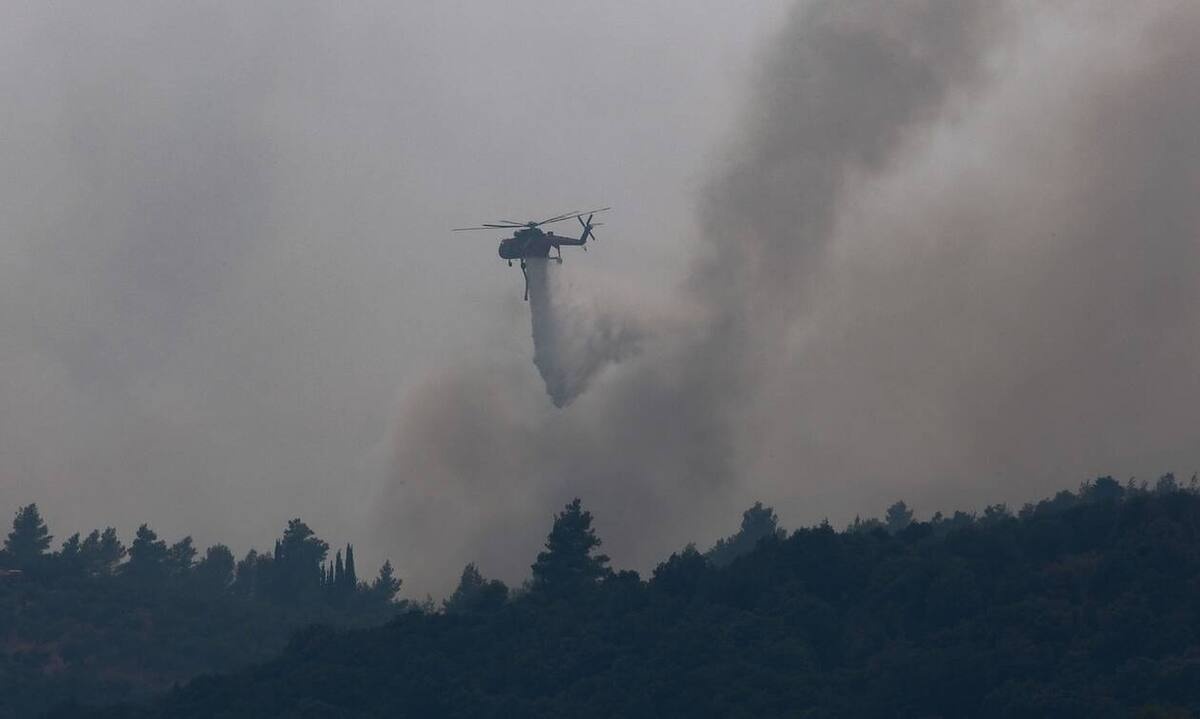 Φωτιές σε Εύβοια και Αρχαία Κόρινθο: Καλύτερη εικόνα στα πύρινα μέτωπα - Εκκενώθηκαν οικισμοί