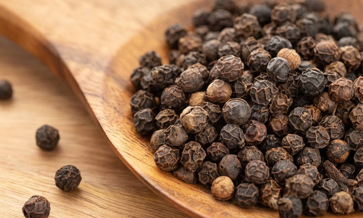 Μαύρο πιπέρι: 15 οφέλη για την υγεία σας (video)