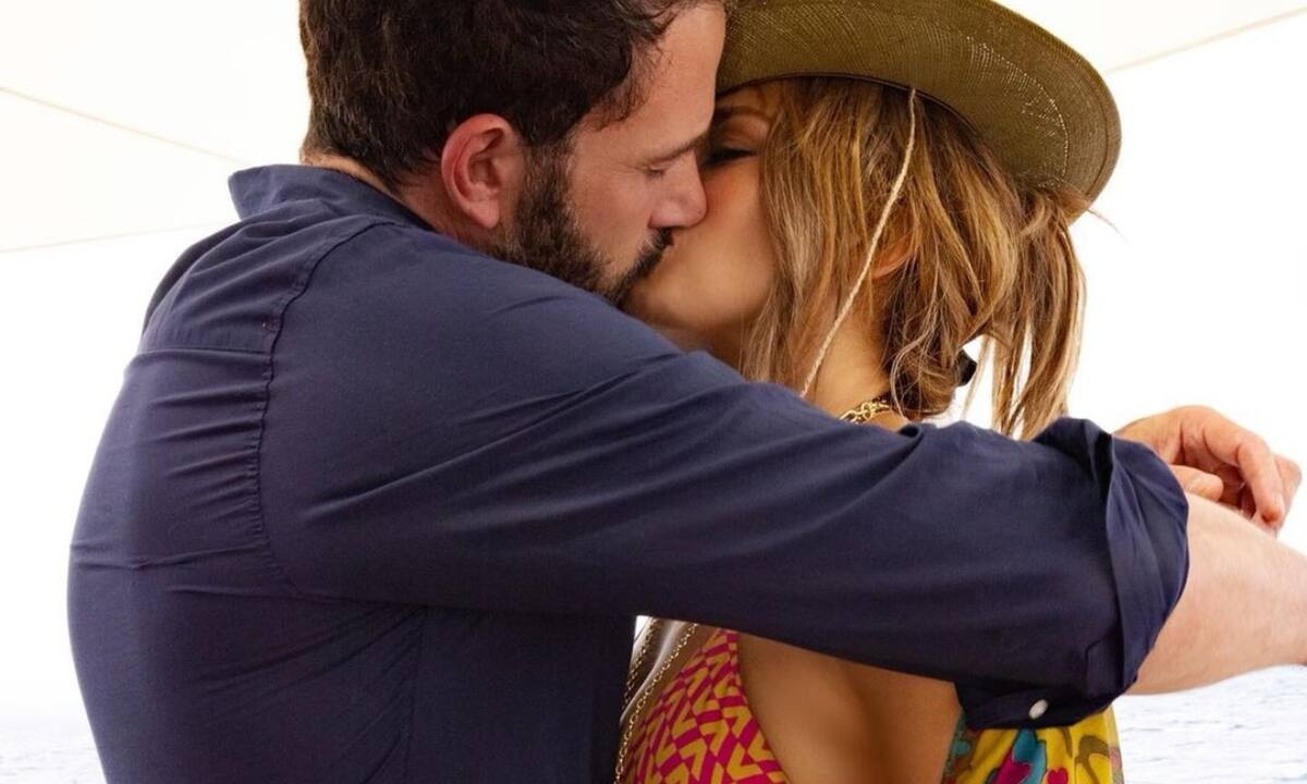 Ben Affleck-JLo: Τα καυτά φιλιά στον δρόμο- Δεν κρύβονται πια πουθενά (photo-video)