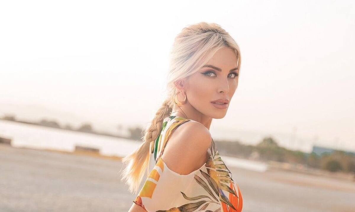 Καινούργιου: Έτσι μετέτρεψε το πιο casual κομμάτι της γκαρνταρόμπας της σε must αξεσουάρ παραλίας