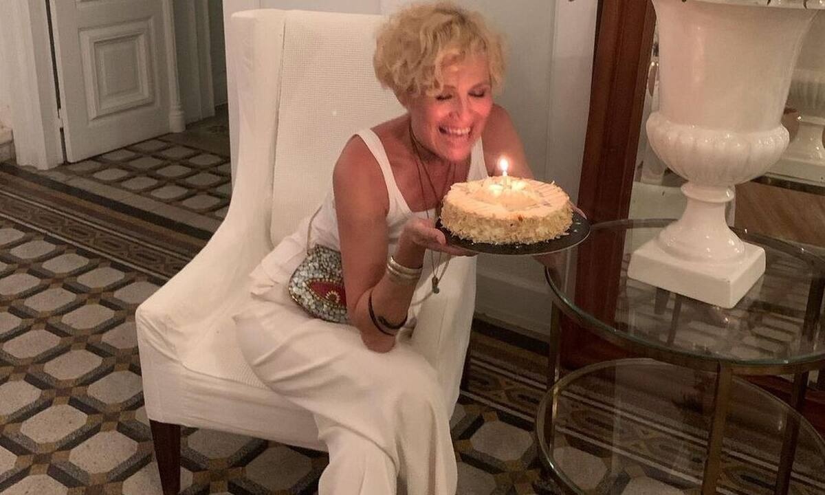 Κωνσταντίνα Μιχαήλ: Έτσι είναι το σώμα της στα 54 της χρόνια - Ποζάρει με κόκκινο μαγιό!