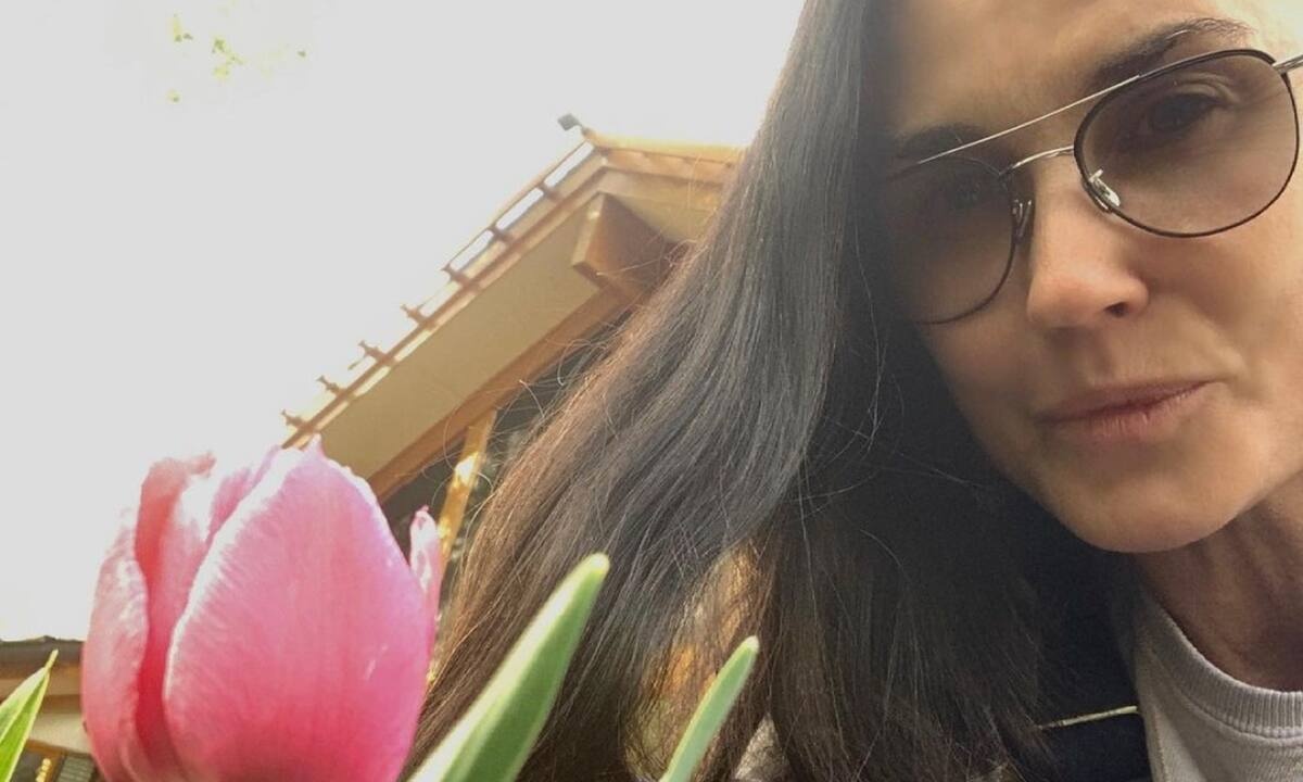 Demi Moore: Οι απίθανες πόζες με μαγιό στα 58 της χρόνια (photos)