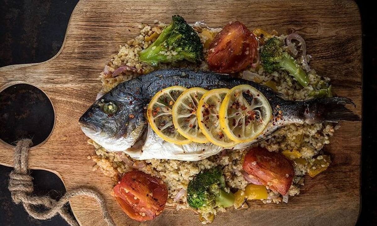 Τσιπούρα στον φούρνο με πλιγούρι από τον Άκη Πετρετζίκη