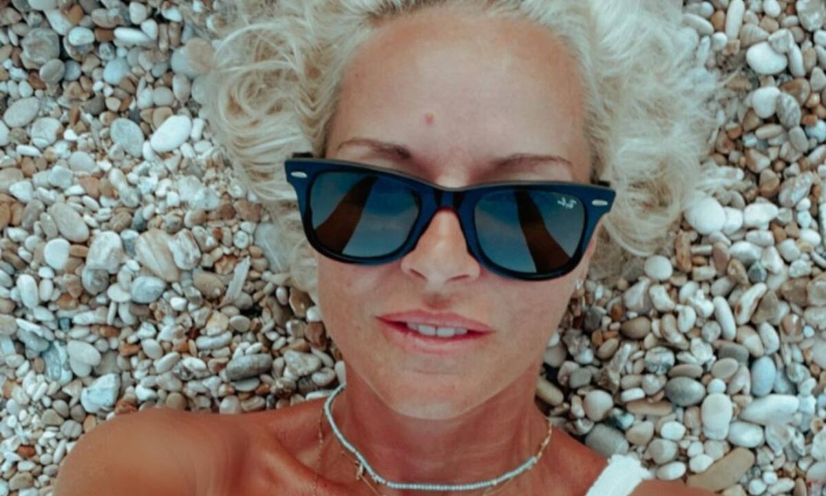 Τη νέα πόζα της Μαρία Μπεκατώρου με μπικίνι σχολίασε μέχρι και ο Δημήτρης Σκουλός