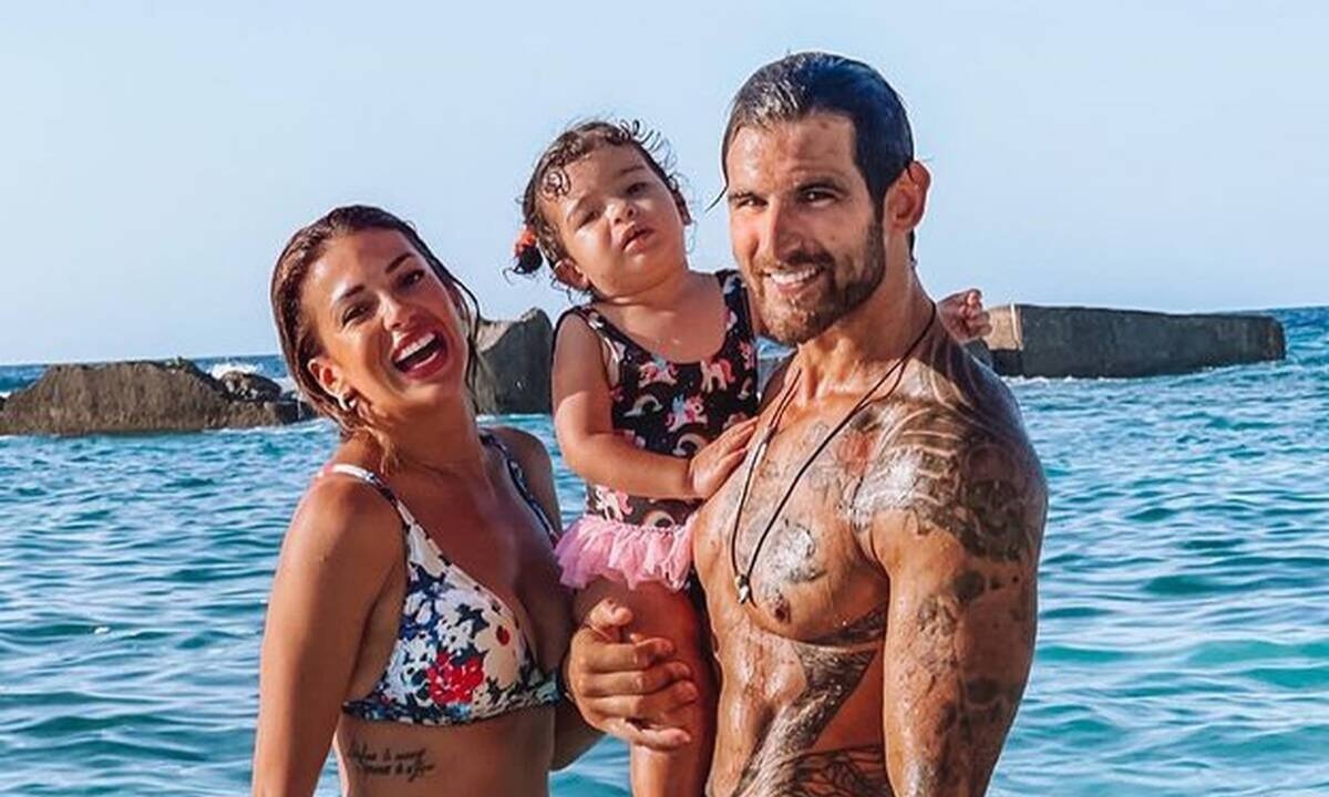 Ελένη Χατζίδου: Η κόρη της τρώει σταφύλια και το απολαμβάνει – Δείτε φώτο