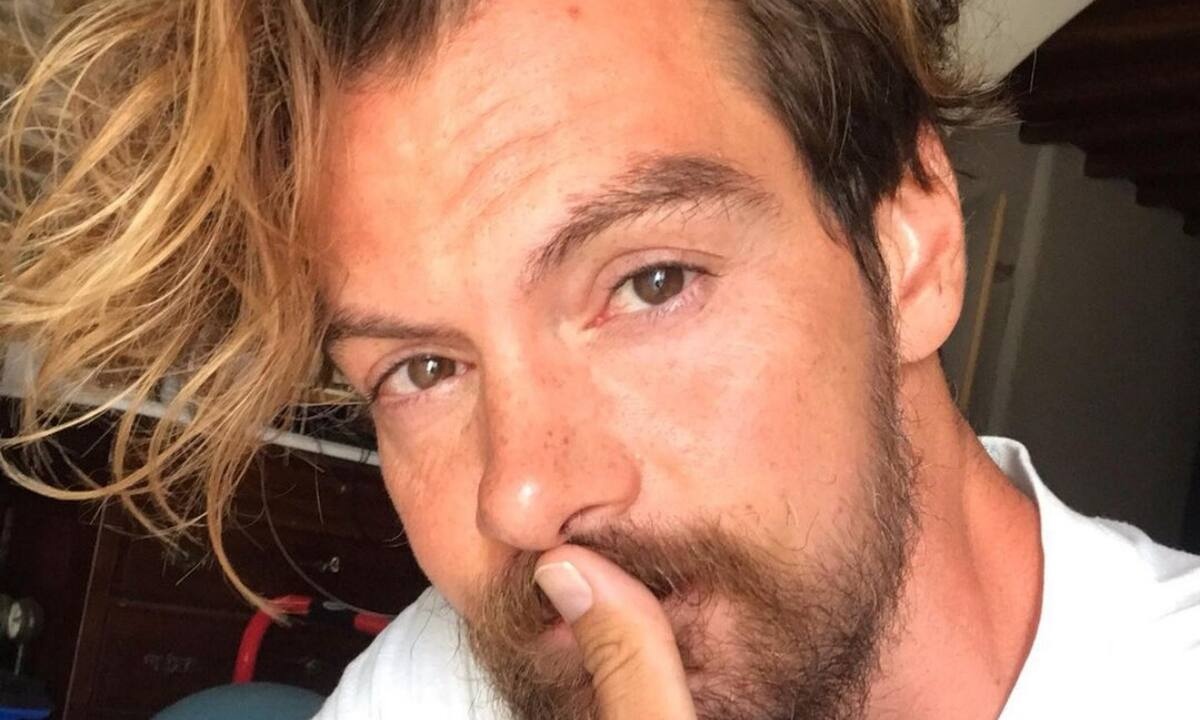 Γιάννης Κουκουράκης: Ποζάρει με μαγιό και το Instagram «τρελαίνεται»