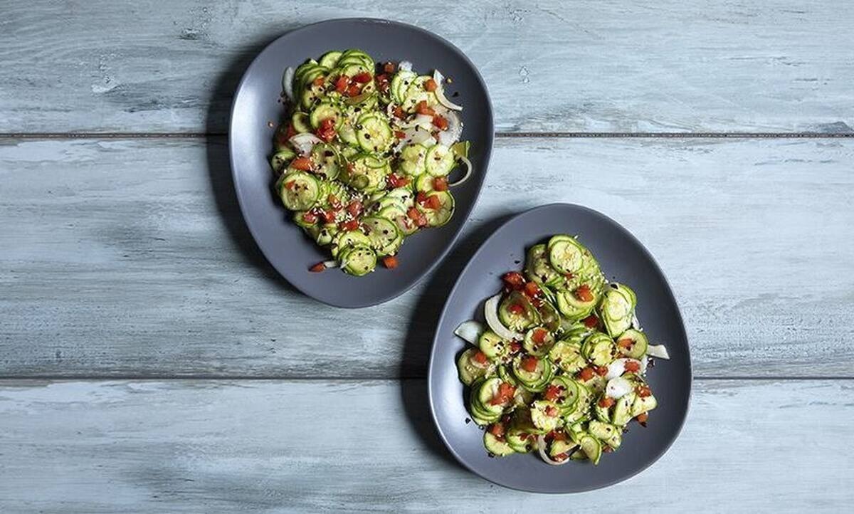 Έχεις κολοκυθάκια; Φτιάξε τη λαχταριστή Ασιατική σαλάτα του Άκη Πετρετζίκη