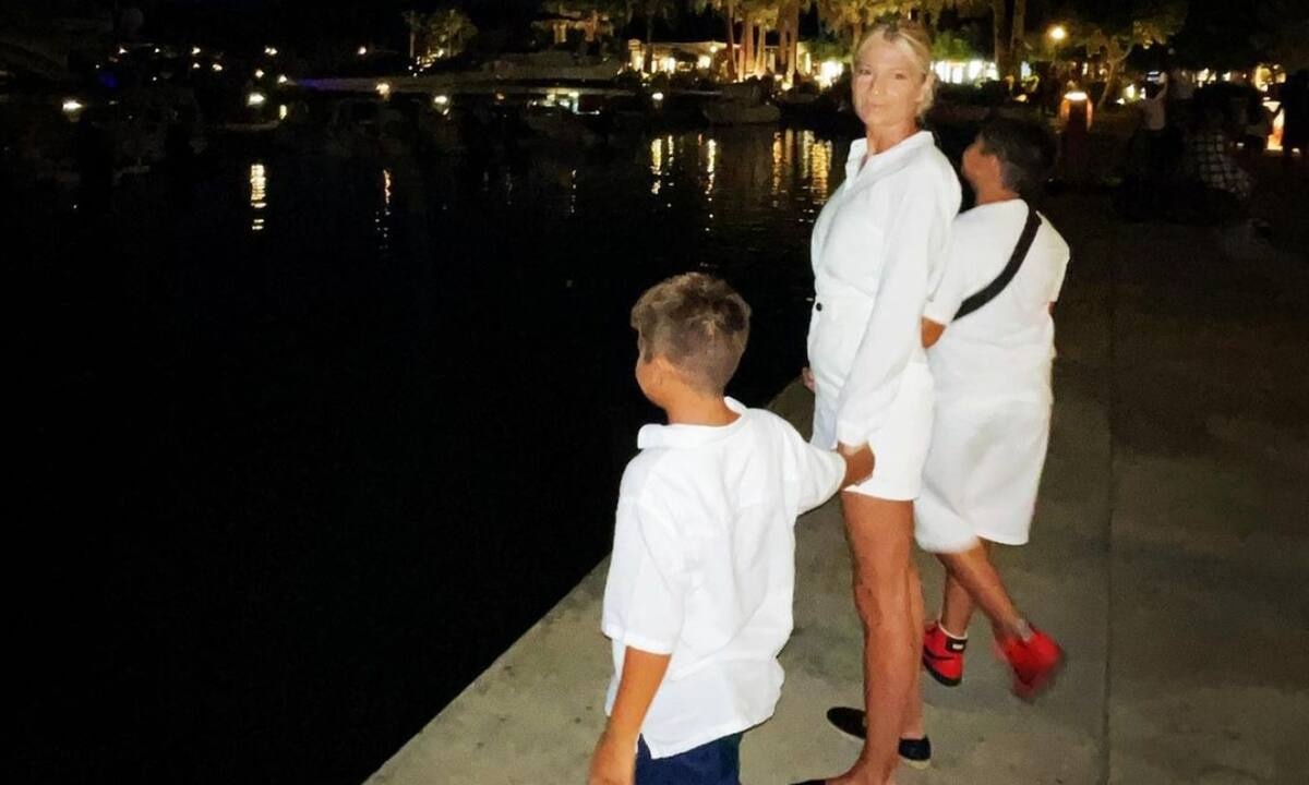 Φαίη Σκορδά: Φιλιά, ταινία και αγκαλιές με τους γιους της (εικόνες)