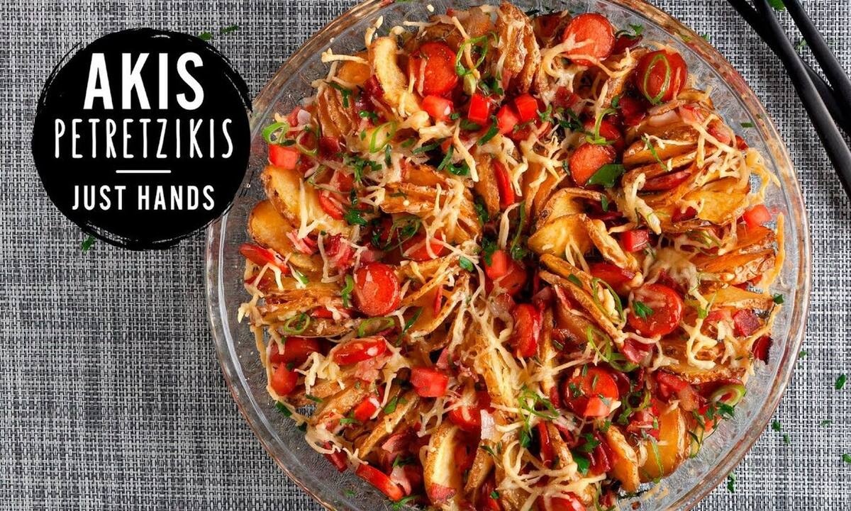 Πατάτες σπιράλ με λουκάνικο, μπέικον και τυριά από τον Άκη Πετρετζίκη