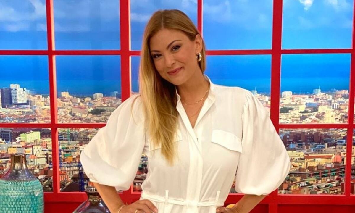 Δέσποινα Καμπούρη: Πού θα βρεις τη λευκή ολόσωμη φόρμα που έβαλε στην πρεμιέρα του Πάμε Δανάη