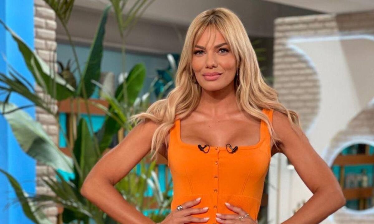 Η Μαλέσκου με hot πορτοκαλί φόρεμα σε μια εμφάνιση που θα θυμόμαστε για καιρό