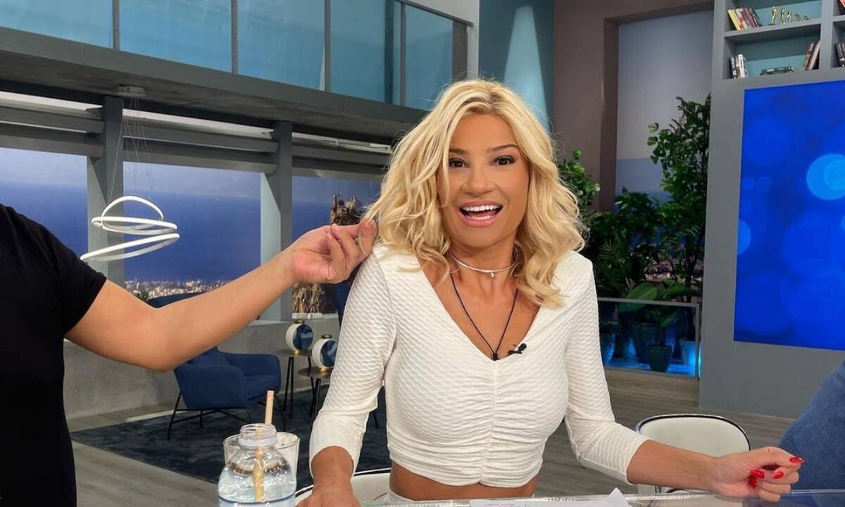 Πώς θα ντυθείς στα λευκά τον Σεπτέμβριο όπως η Φαίη Σκορδά (photos)