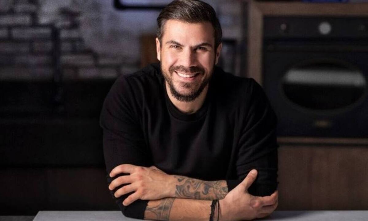 Άκης Πετρετζίκης: Η νέα φωτό με τον γιο του και το jacket με τα αρχικά του!