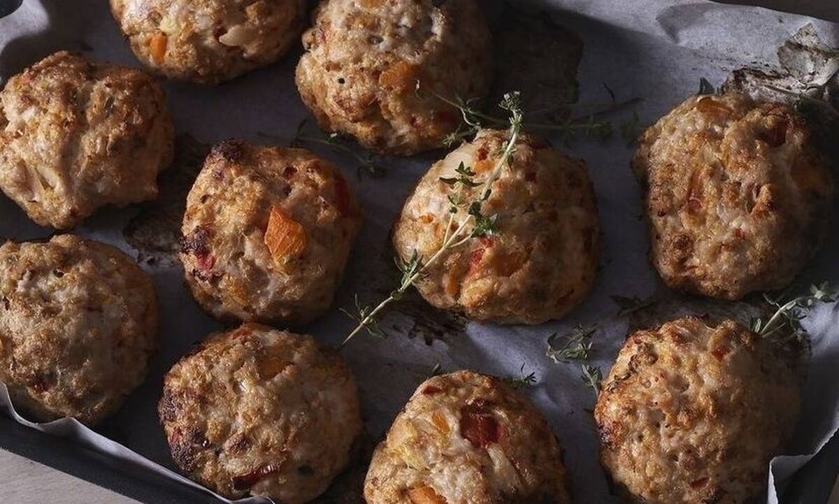 Μπιφτέκια κοτόπουλου με πιπεριές Φλωρίνης από τον Άκη Πετρετζίκη