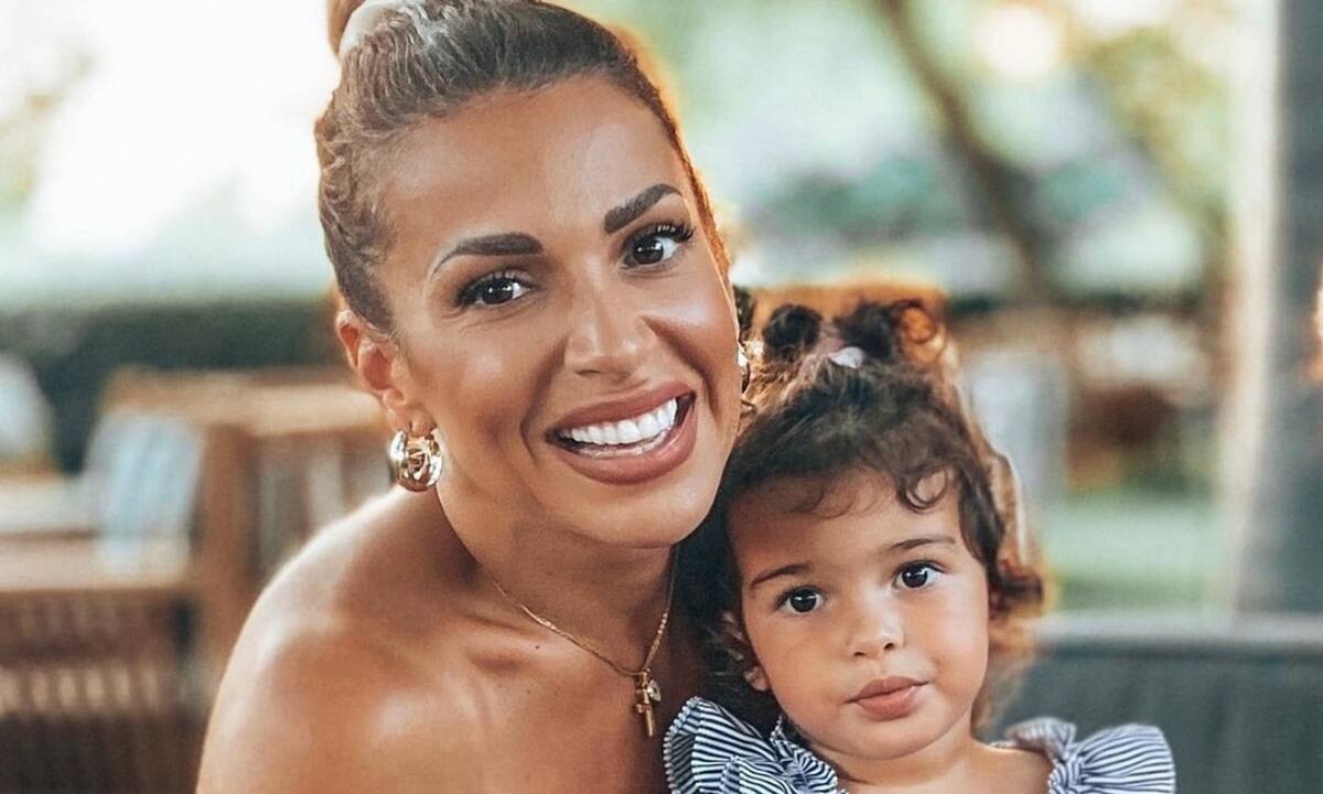 Ελένη Χατζίδου: Η μικρή Μελίτα παίζει με τη γιαγιά της στο σπίτι