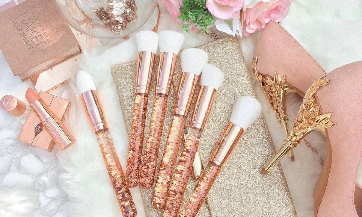 Πώς θα καθαρίσεις εύκολα και σωστά τα πινέλα του μακιγιάζ