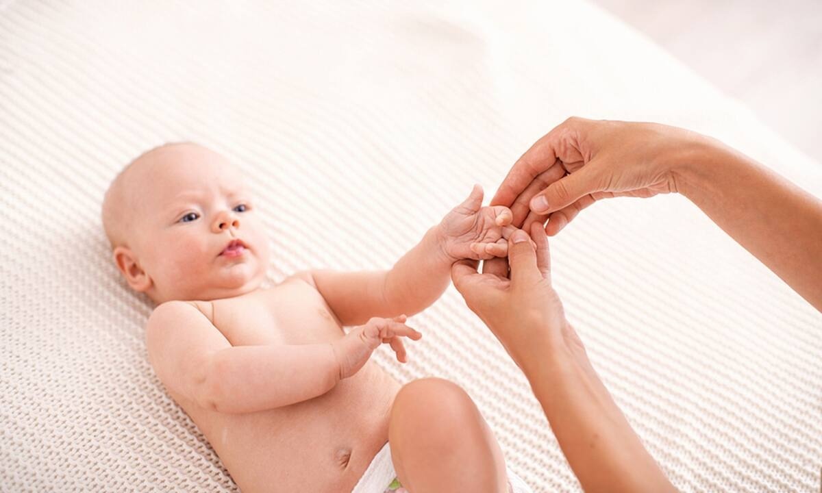 Πώς να κάνετε μασάζ στο μωρό για να χαλαρώσει (βίντεο)