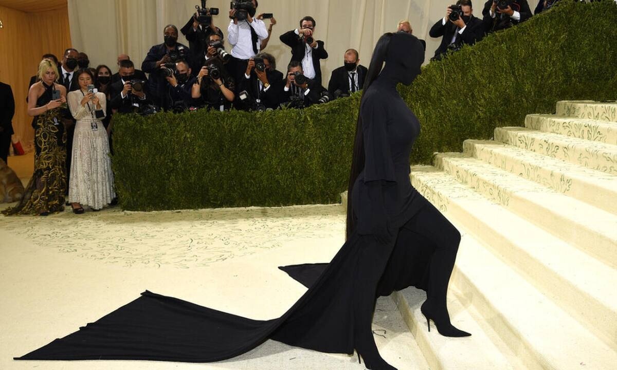 Met Gala 2021: Η εξωφρενική εμφάνιση της Kim - Με το ντεκολτέ φάτσα φόρα η JLo (photos)