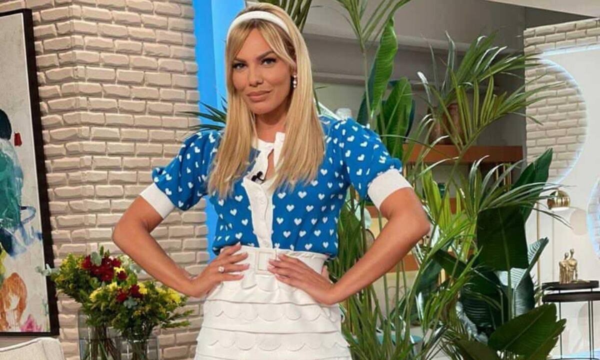 Η Ιωάννα Μαλέσκου με λευκή μίνι φούστα και σούπερ γυμνασμένα πόδια (photos)