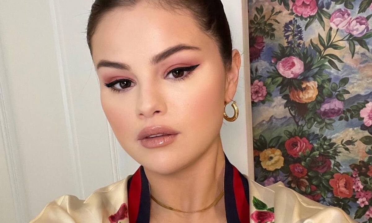 Η Selena Gomez μοιράστηκε τα μυστικά του μακιγιάζ της - Δοκίμασέ τα κι εσύ