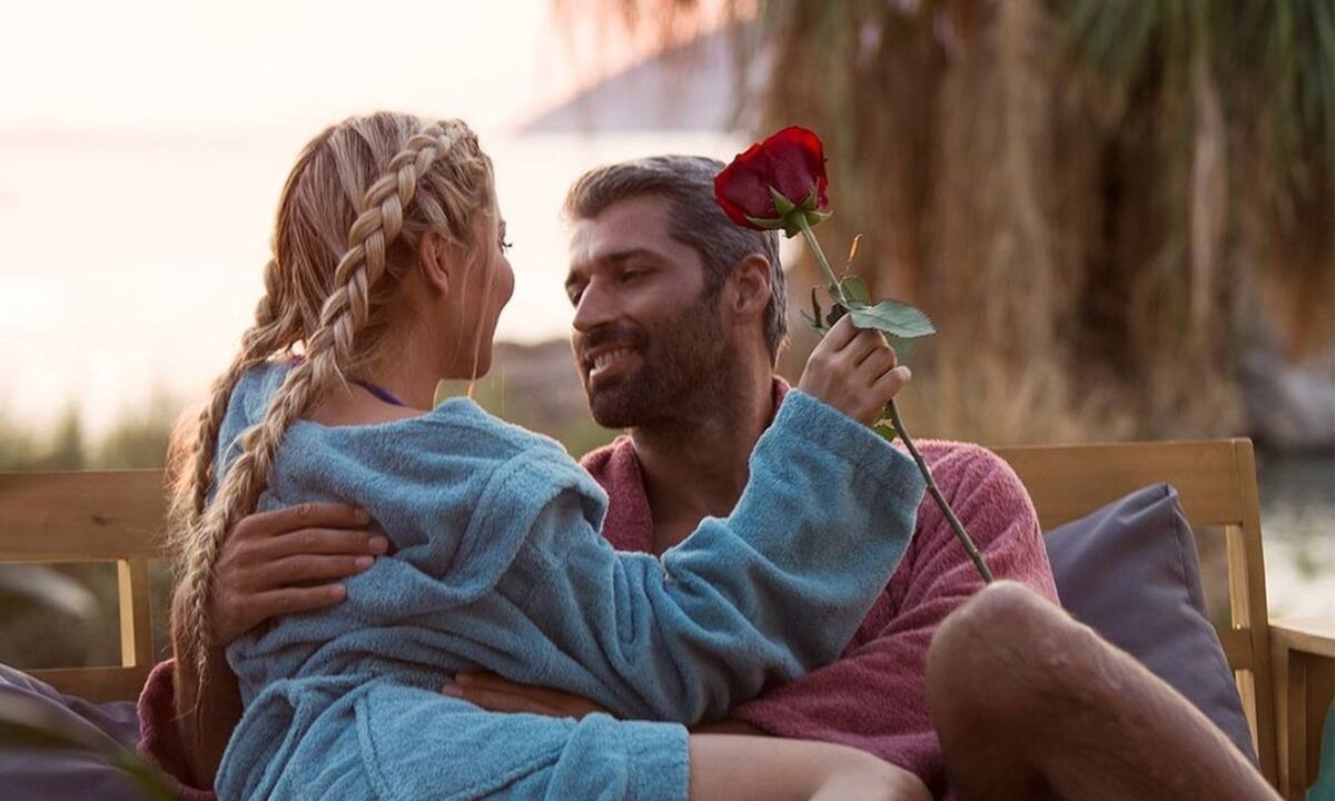 The Bachelor: H Αθηνά από τη Νέα Υόρκη έριξε άκυρο στον Αλέξη Παππά και το Twitter την αποθέωσε