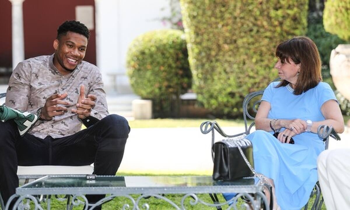 Γιάννης Αντετοκούνμπο: «Συγγνώμη για την καθυστέρηση, έκανα baby sitting» (vid)