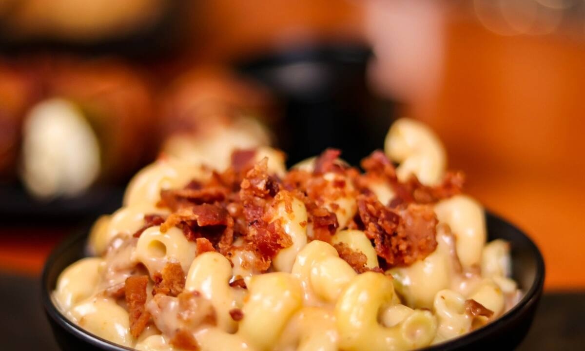Η πιο εύκολη συνταγή για λαχταριστό mac n’ cheese (video)