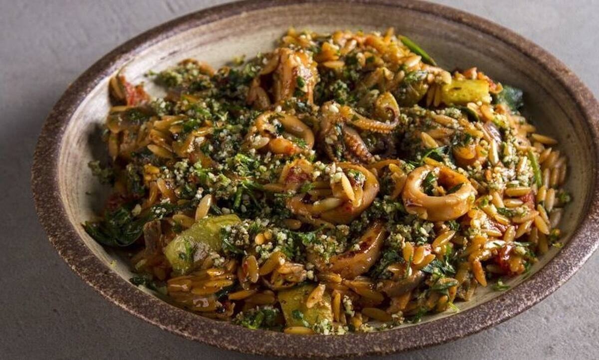 Κριθαρότο με καλαμαράκια και σπανάκι από τον Άκη Πετρετζίκη