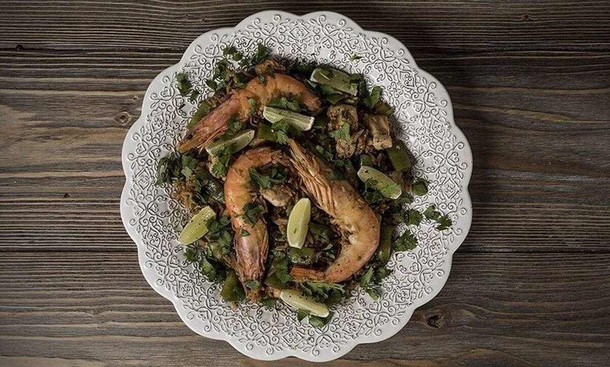 Τηγανητό ρύζι με κοτόπουλο και γαρίδες από τον Άκη Πετρετζίκη