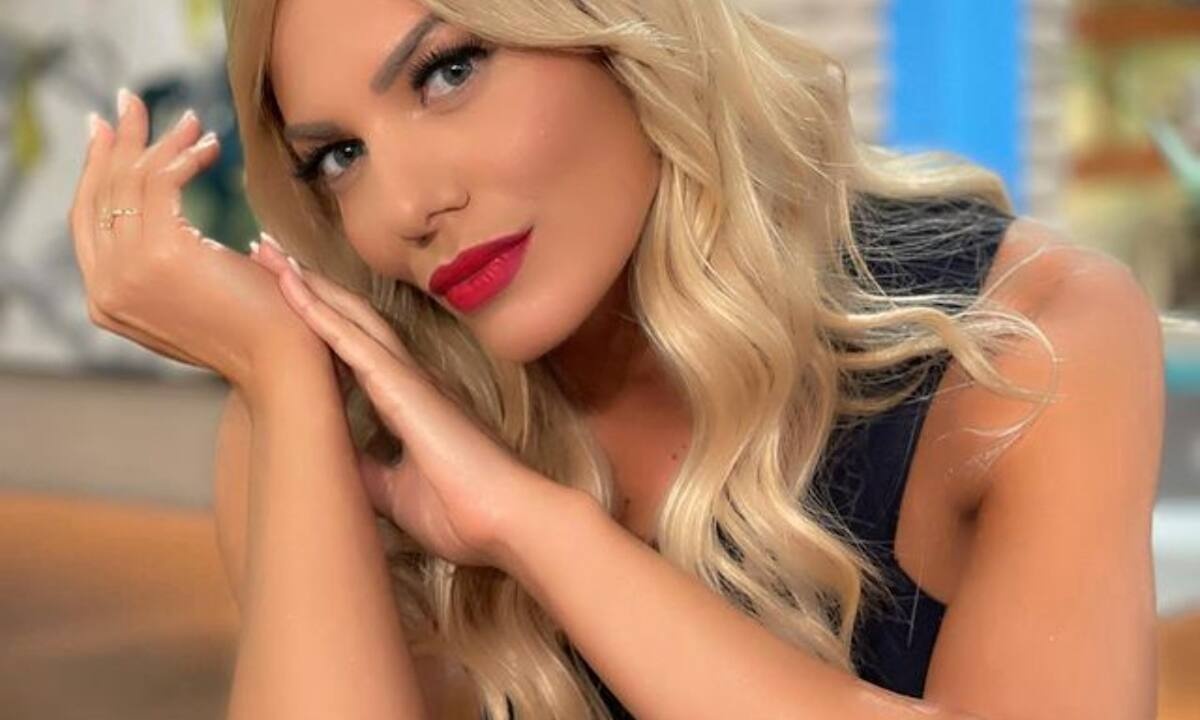 Η Ιωάννα Μαλέσκου με το πιο hot μαύρο κορμάκι  (photos)