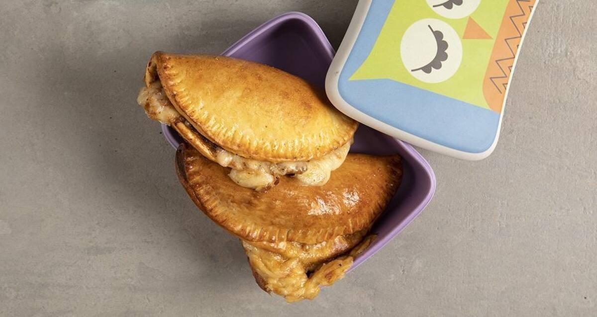 Φτιάξτε γρήγορα και εύκολα καλτσόνε με κιμά όπως ο Άκης Πετρετζίκης!