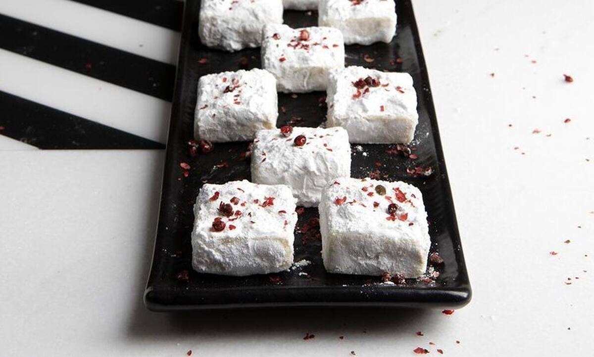 Τρούφες λευκής σοκολάτας με ροζ πιπέρι από τον Άκη Πετρετζίκη!