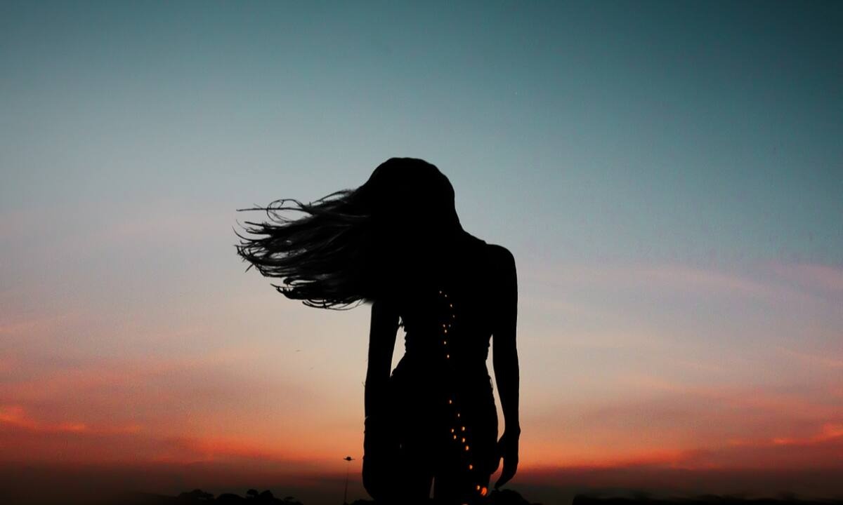 Πόσο τελικά σχετίζεται η περίοδός σου με την Πανσέληνο; Οι ειδικοί αποκαλύπτουν