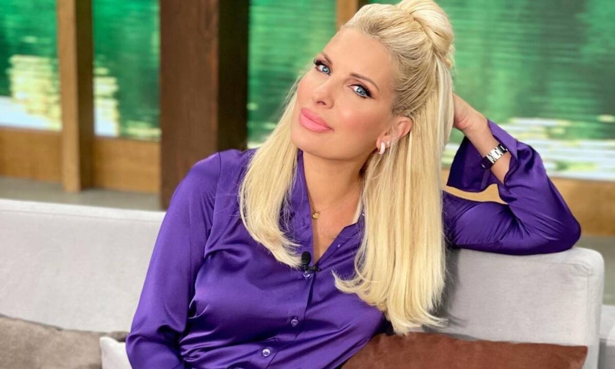 Η Ελένη Μενεγάκη βρήκε το απόλυτο χρώμα για να μην περνάς ποτέ απαρατήρητη