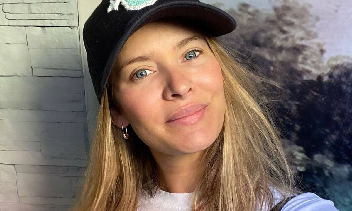 Ανίτα Μπράντ: Έχασε όλα τα κιλά της εγκυμοσύνης – Δες την με μίνι black dress ξανά