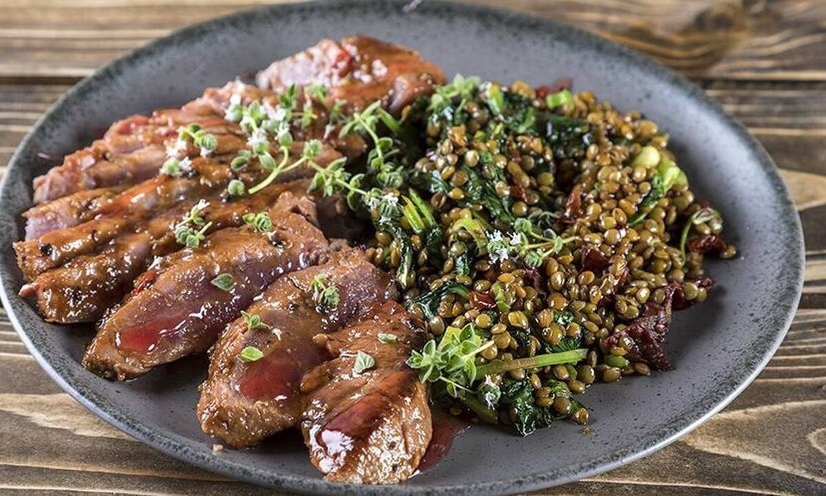 Ταλιάτα τόνου με σάλτσα ρόδι από τον Άκη Πετρετζίκη