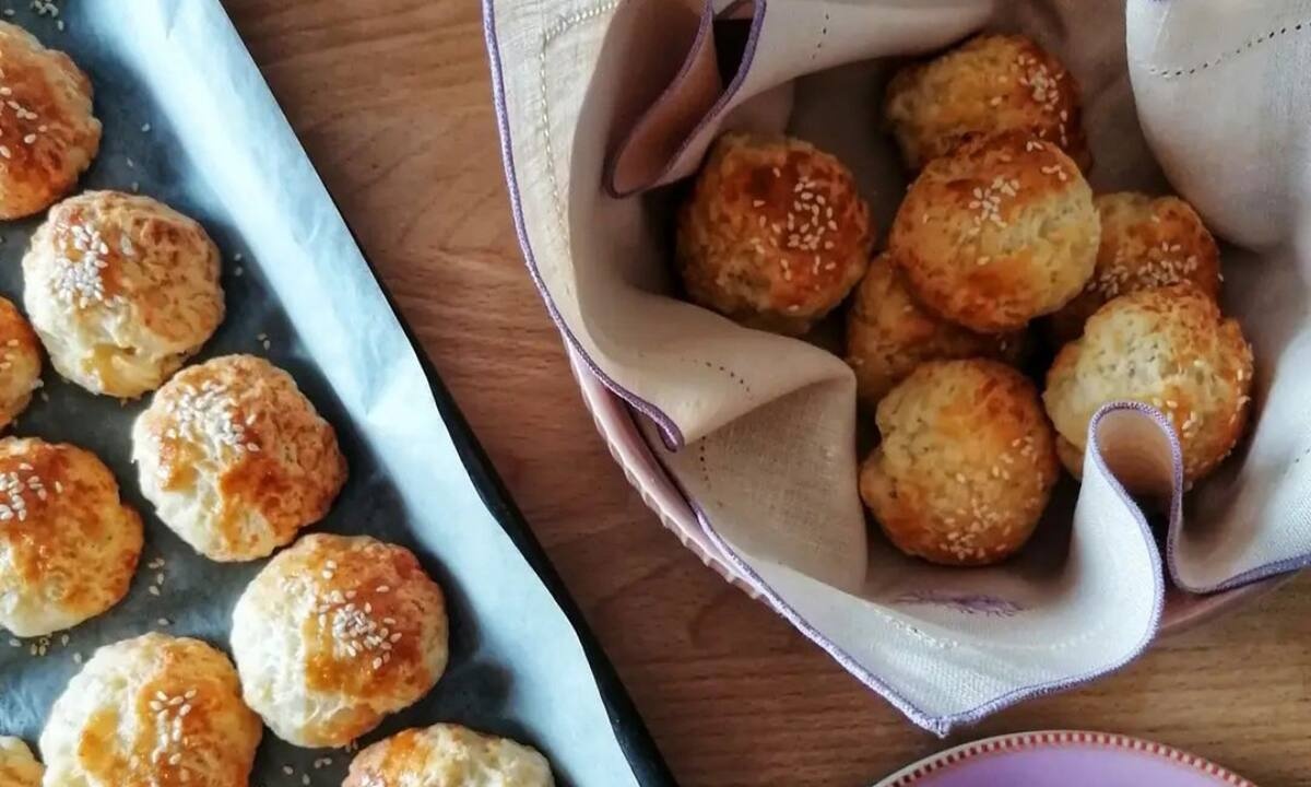 Εύκολη συνταγή για τυροπιτάκια χωρίς φύλλο