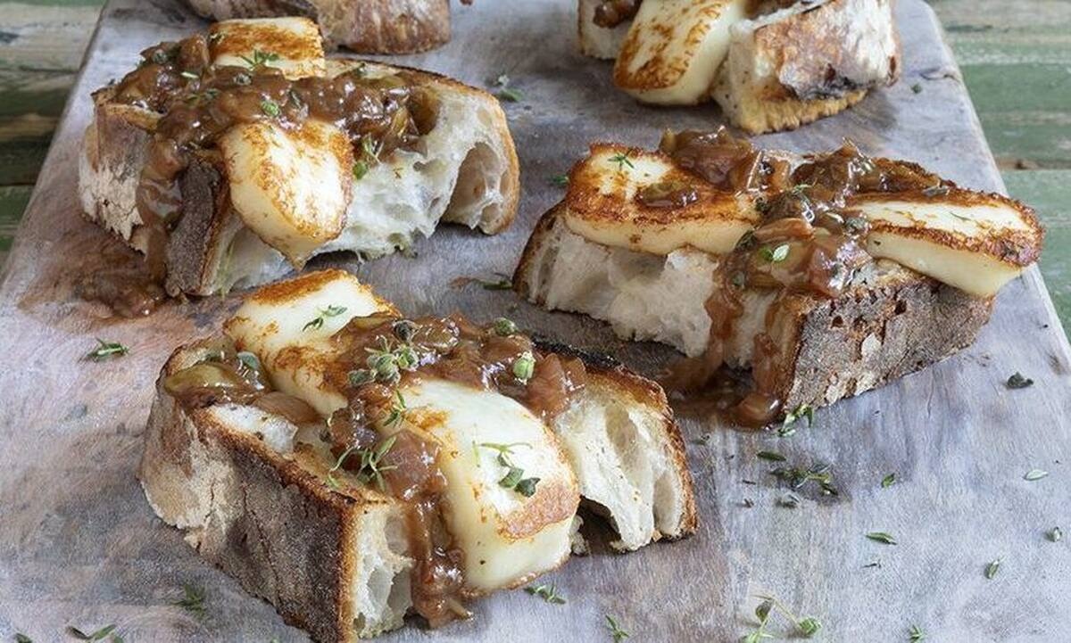 Μπρουσκέτες με μαστέλο Χίου και chutney σταφύλι από τον Άκη Πετρετζίκη