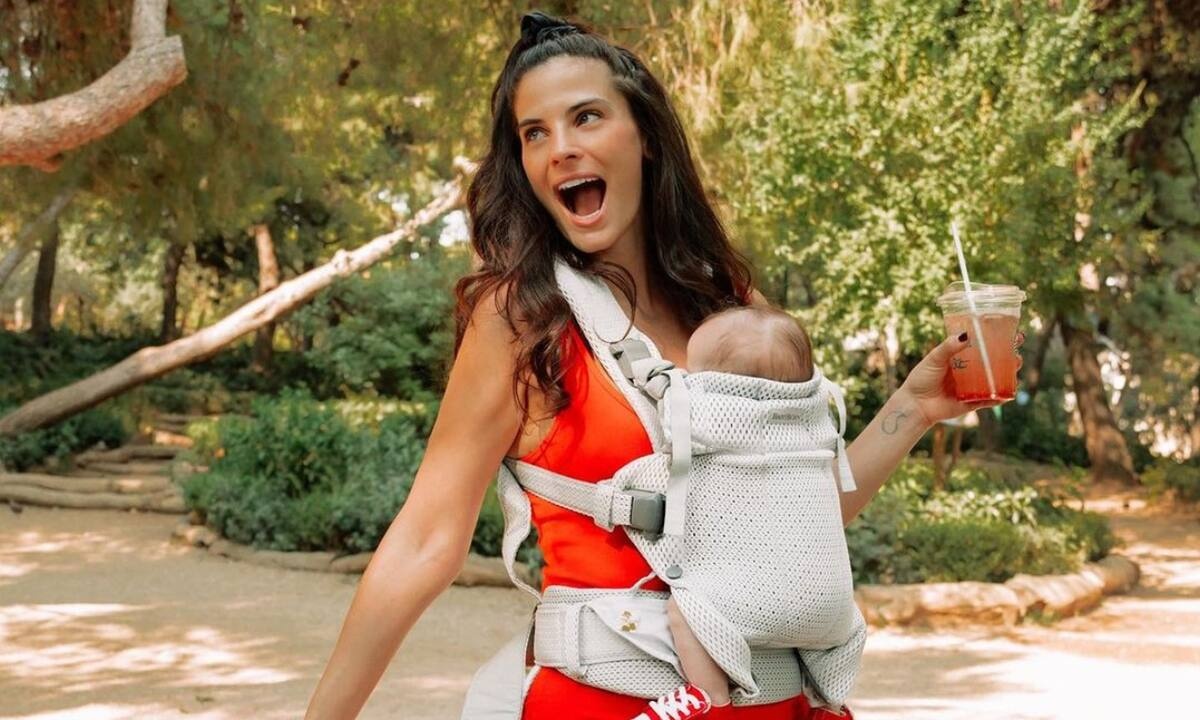 Χριστίνα Μπόμπα: Αγκαλίτσες και φιλάκια με τη μια της κόρη