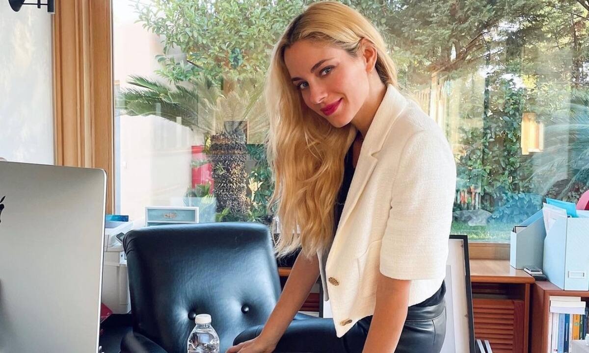 Αγκαλιά με τα δυο της παιδιά ποζάρει η Δούκισσα Νομικού