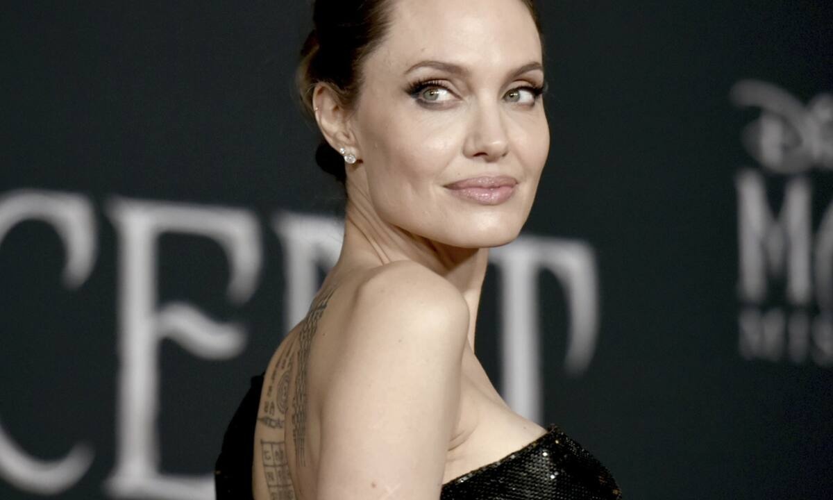 Η Angelina Jolie βγήκε με τον πρώην άντρα της και η κίνησή της σχολιάστηκε πολύ (photos)