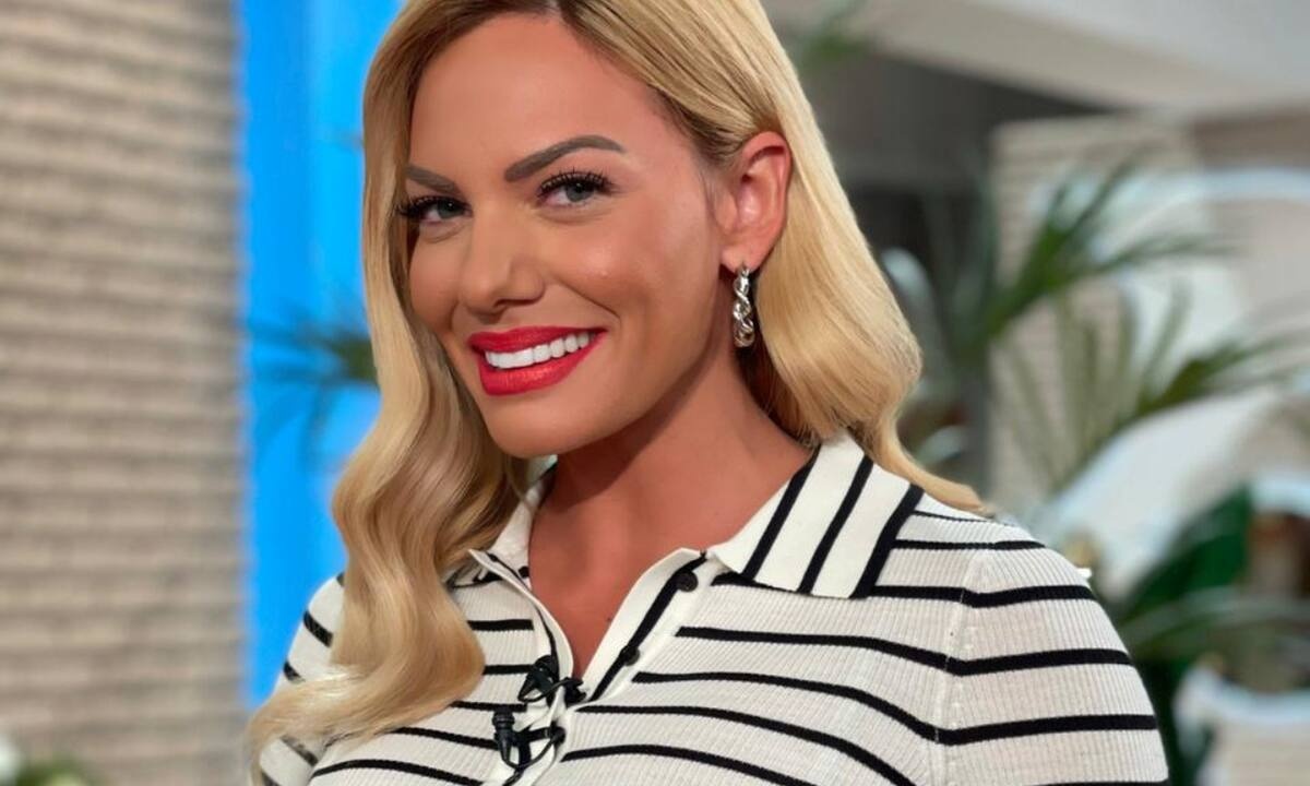 Πώς θα φορέσεις το τζιν όπως η Ιωάννα Μαλέσκου- Κλέψε και τα μυστικά του μακιγιάζ της