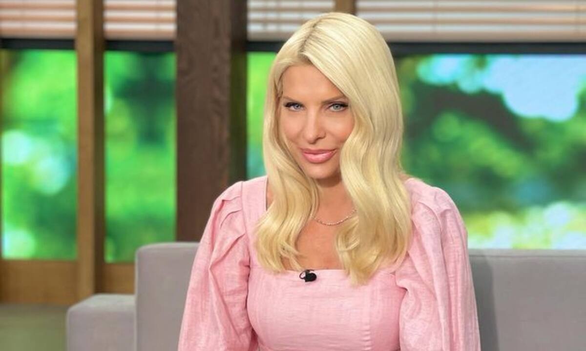 Xαλαρές μπούκλες: Πώς θα αντιγράψεις το χτένισμα της Ελένης Μενεγάκη